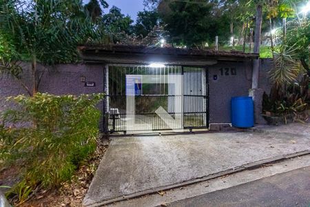 Casa à venda com 5000m², 4 quartos e 5 vagas Casa à venda com 5000m², 4 quartos e 5 vagasFachada