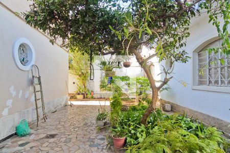 Casa à venda com 310m², 4 quartos e 2 vagas Casa à venda com 310m², 4 quartos e 2 vagasÁrea externa