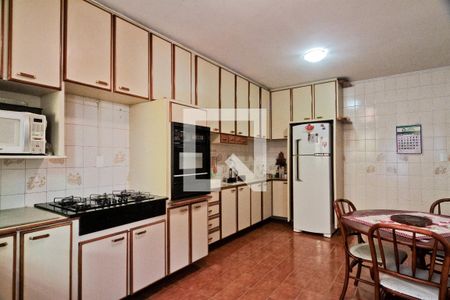 Casa à venda com 310m², 4 quartos e 2 vagas Casa à venda com 310m², 4 quartos e 2 vagasCozinha