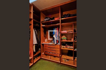 Casa à venda com 310m², 4 quartos e 2 vagas Casa à venda com 310m², 4 quartos e 2 vagasCloset da suíte