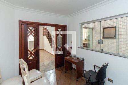 Casa à venda com 450m², 4 quartos e 6 vagas Casa à venda com 450m², 4 quartos e 6 vagasEscritório
