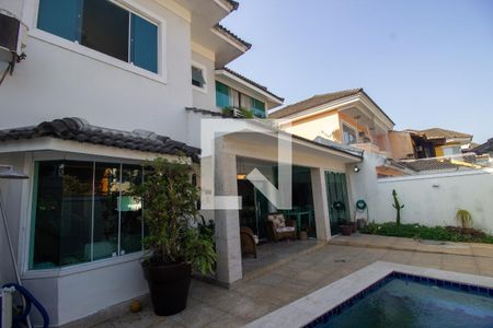 Casa de condomínio à venda com 200m², 4 quartos e 2 vagas Casa de condomínio à venda com 200m², 4 quartos e 2 vagasQuintal