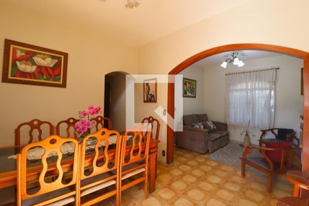 Casa à venda com 250m², 4 quartos e 2 vagas Casa à venda com 250m², 4 quartos e 2 vagasSala