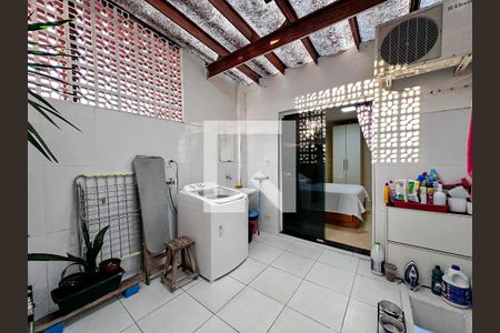 Casa à venda com 68m², 2 quartos e 1 vagaÁrea de Serviço