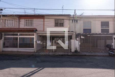 Casa à venda com 150m², 3 quartos e 2 vagas Casa à venda com 150m², 3 quartos e 2 vagasFachada