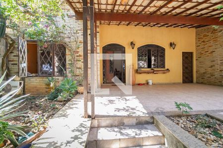 Casa à venda com 149m², 3 quartos e 2 vagas Casa à venda com 149m², 3 quartos e 2 vagasFachada