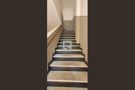Apartamento para alugar com 51m², 2 quartos e sem vaga Apartamento para alugar com 51m², 2 quartos e sem vagaEscada