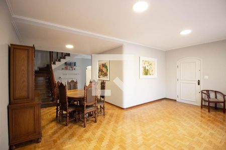 Casa à venda com 499m², 4 quartos e 6 vagas Casa à venda com 499m², 4 quartos e 6 vagasSala