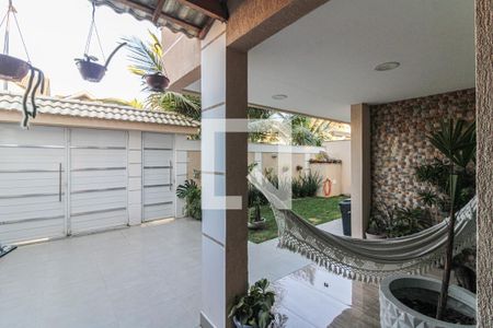 Casa à venda com 350m², 4 quartos e 2 vagas Casa à venda com 350m², 4 quartos e 2 vagasÁrea externa