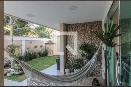 Casa à venda com 350m², 4 quartos e 2 vagas Casa à venda com 350m², 4 quartos e 2 vagasÁrea externa