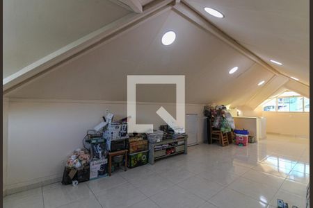 Casa à venda com 350m², 4 quartos e 2 vagas Casa à venda com 350m², 4 quartos e 2 vagasSótão