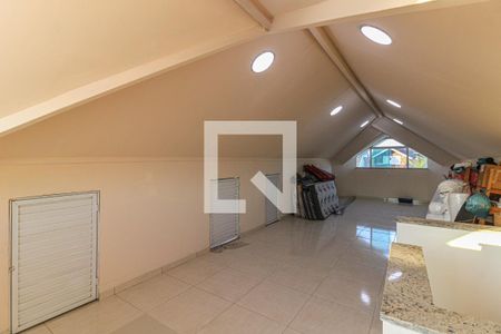 Casa à venda com 350m², 4 quartos e 2 vagas Casa à venda com 350m², 4 quartos e 2 vagasSótão