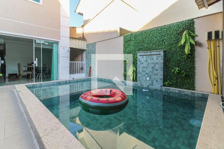 Casa à venda com 350m², 4 quartos e 2 vagas Casa à venda com 350m², 4 quartos e 2 vagasÁrea externa - Piscina