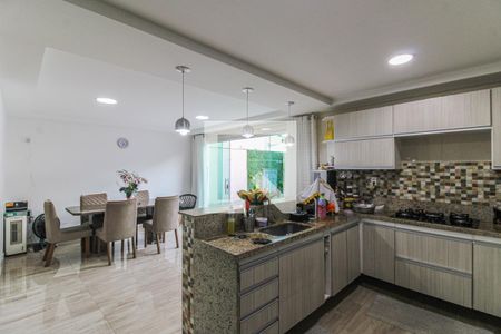 Casa à venda com 350m², 4 quartos e 2 vagas Casa à venda com 350m², 4 quartos e 2 vagasCozinha e Área de Serviço