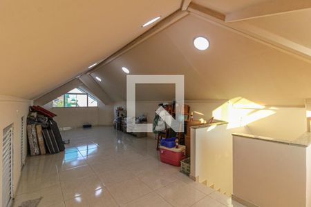 Casa à venda com 350m², 4 quartos e 2 vagas Casa à venda com 350m², 4 quartos e 2 vagasSótão