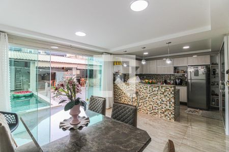 Casa à venda com 350m², 4 quartos e 2 vagas Casa à venda com 350m², 4 quartos e 2 vagasCozinha e Área de Serviço