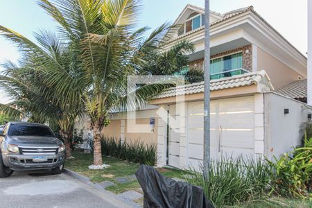 Casa à venda com 350m², 4 quartos e 2 vagas Casa à venda com 350m², 4 quartos e 2 vagasFachada