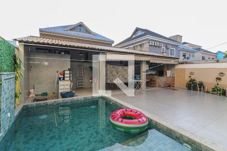 Casa à venda com 350m², 4 quartos e 2 vagas Casa à venda com 350m², 4 quartos e 2 vagasÁrea externa - Piscina