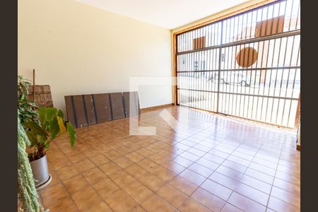 Casa à venda com 385m², 3 quartos e 2 vagas Casa à venda com 385m², 3 quartos e 2 vagasGaragem