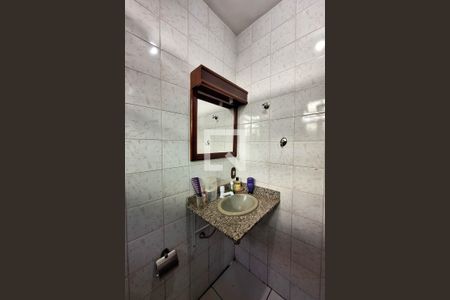 Casa de condomínio à venda com 215m², 4 quartos e 3 vagas Casa de condomínio à venda com 215m², 4 quartos e 3 vagasBanheiro da Suíte 2