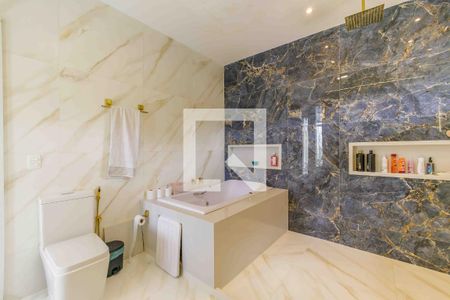 Casa de condomínio à venda com 720m², 4 quartos e 4 vagas Casa de condomínio à venda com 720m², 4 quartos e 4 vagasBanheiro da Suíte 1