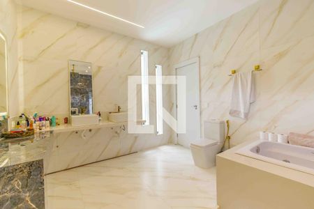 Casa de condomínio à venda com 720m², 4 quartos e 4 vagas Casa de condomínio à venda com 720m², 4 quartos e 4 vagasBanheiro da Suíte 1