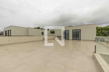 Casa de condomínio à venda com 720m², 4 quartos e 4 vagas Casa de condomínio à venda com 720m², 4 quartos e 4 vagasVaranda