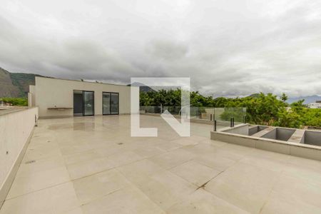 Casa de condomínio à venda com 720m², 4 quartos e 4 vagas Casa de condomínio à venda com 720m², 4 quartos e 4 vagasVaranda