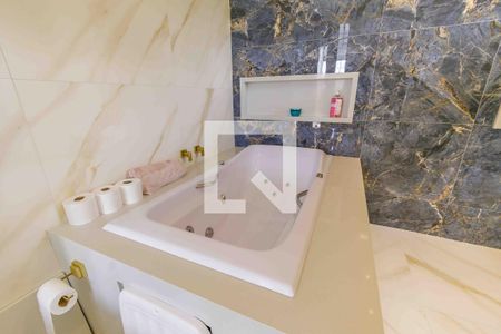 Casa de condomínio à venda com 720m², 4 quartos e 4 vagas Casa de condomínio à venda com 720m², 4 quartos e 4 vagasBanheiro da Suíte 1