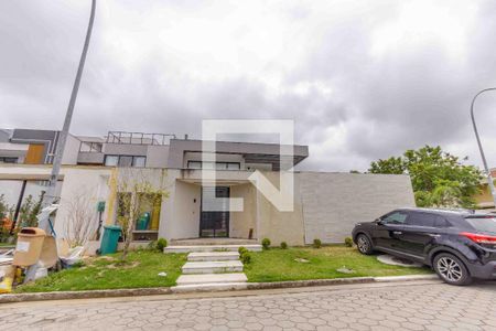 Casa de condomínio à venda com 720m², 4 quartos e 4 vagas Casa de condomínio à venda com 720m², 4 quartos e 4 vagasFachada