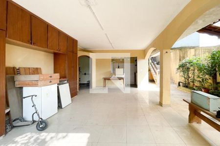 Casa à venda com 250m², 3 quartos e 3 vagas Casa à venda com 250m², 3 quartos e 3 vagasÁrea - Churrasqueira