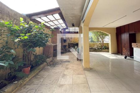 Casa à venda com 250m², 3 quartos e 3 vagas Casa à venda com 250m², 3 quartos e 3 vagasÁrea - Churrasqueira