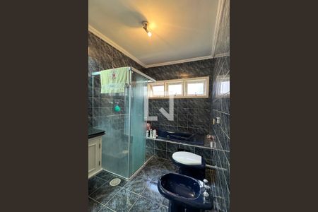 Casa de condomínio à venda com 350m², 4 quartos e 5 vagasBanheiro da Suíte 1