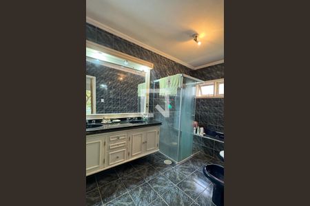 Casa de condomínio à venda com 350m², 4 quartos e 5 vagasBanheiro da Suíte 1