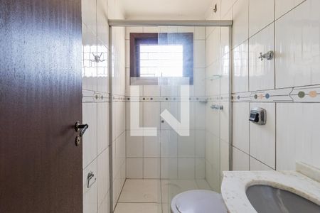 Banheiro de apartamento à venda com 1 quarto, 39m² em Jardim Lindóia, Porto Alegre