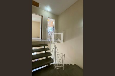 Casa de condomínio à venda com 130m², 3 quartos e 2 vagasEscada