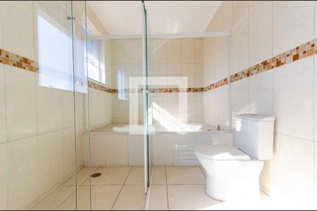 Casa à venda com 249m², 4 quartos e 8 vagasBanheiro da Suíte 2