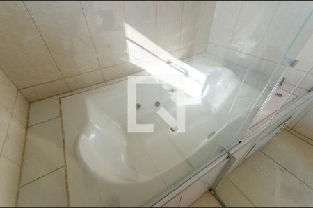 Casa à venda com 249m², 4 quartos e 8 vagasBanheiro da Suíte 2