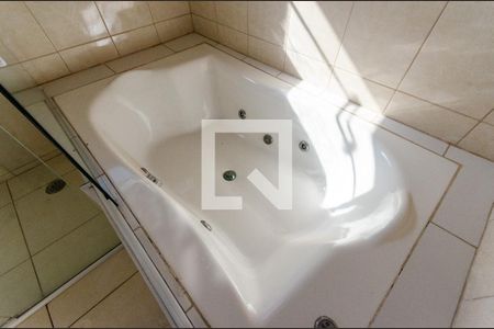 Casa à venda com 249m², 4 quartos e 8 vagasBanheiro da Suíte 2