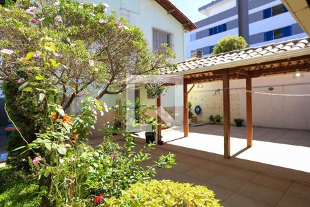 Casa à venda com 274m², 4 quartos e 4 vagas Casa à venda com 274m², 4 quartos e 4 vagasQuintal