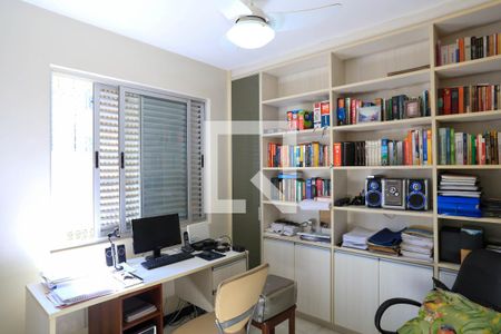 Casa à venda com 274m², 4 quartos e 4 vagas Casa à venda com 274m², 4 quartos e 4 vagasEscritório