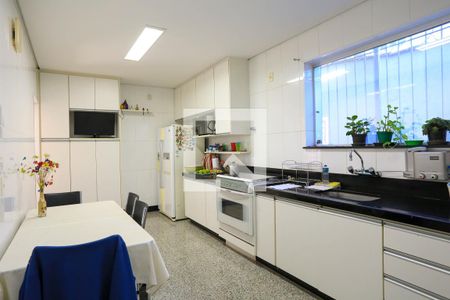 Casa à venda com 274m², 4 quartos e 4 vagas Casa à venda com 274m², 4 quartos e 4 vagasCozinha