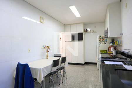 Casa à venda com 274m², 4 quartos e 4 vagas Casa à venda com 274m², 4 quartos e 4 vagasCozinha