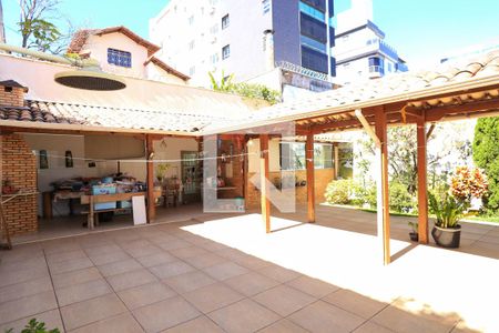 Casa à venda com 274m², 4 quartos e 4 vagas Casa à venda com 274m², 4 quartos e 4 vagasQuintal
