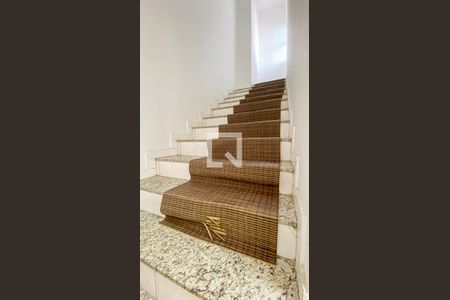 Apartamento à venda com 94m², 2 quartos e 1 vagaEscada