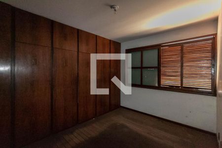 Casa à venda com 1000m², 5 quartos e 6 vagas Casa à venda com 1000m², 5 quartos e 6 vagasQuarto