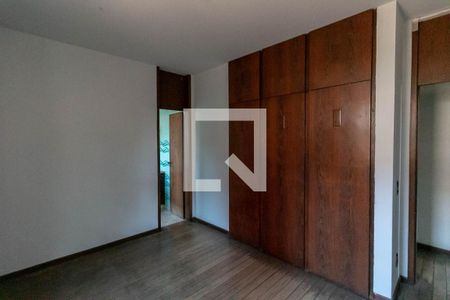 Casa à venda com 1000m², 5 quartos e 6 vagas Casa à venda com 1000m², 5 quartos e 6 vagasQuarto