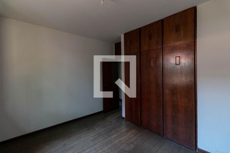 Casa à venda com 1000m², 5 quartos e 6 vagas Casa à venda com 1000m², 5 quartos e 6 vagasQuarto