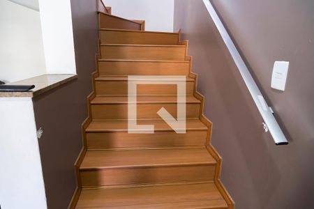 Casa à venda com 160m², 3 quartos e 4 vagas Casa à venda com 160m², 3 quartos e 4 vagasCorredor - Escada
