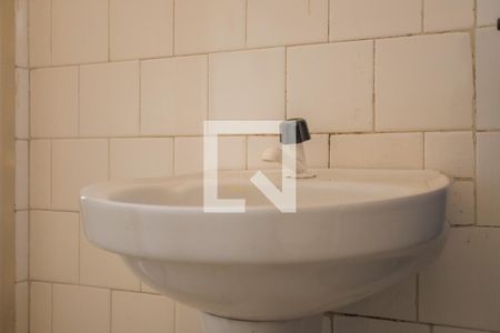 Banheiro de apartamento à venda com 1 quarto, 28m² em Navegantes, Porto Alegre